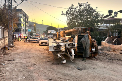 Hatay'da freni patlayan kamyon, pikap ve kepçeye çarptı