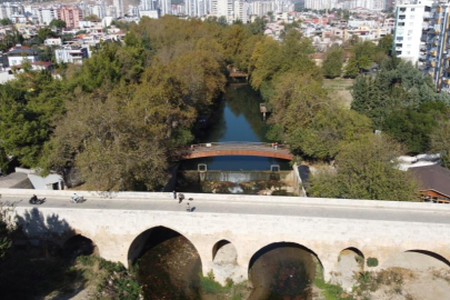 Kozan'da Tarihi Roma Köprüsü ve Atatürk Parkı renk cümbüşüne büründü