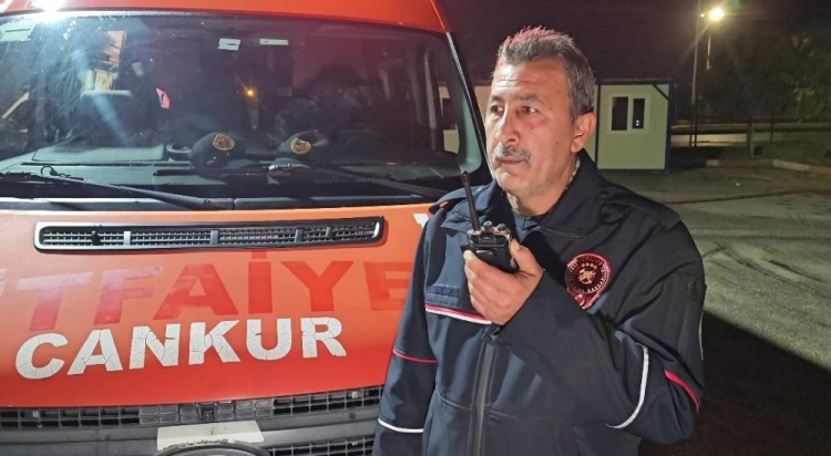 Adana’da emekli olan itfaiye erine sulu kutlama 3