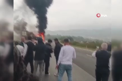 Otoyolda facianın eşiğinden dönüldü: Yolcu otobüsü alev alev yandı