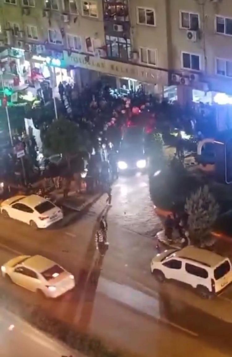 Mersin Toroslar’da yer tahsisi krizi Pazarcılardan belediye önünde protesto 3