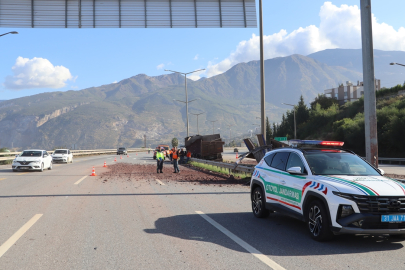 Hatay’da bariyere çarpan tırın sürücüsü yaralandı