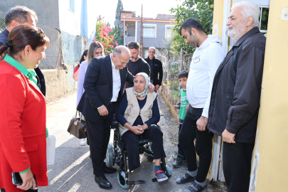 Ali Demirçalı, Keziban Sarıdoğan’a akülü sandalye hediye etti