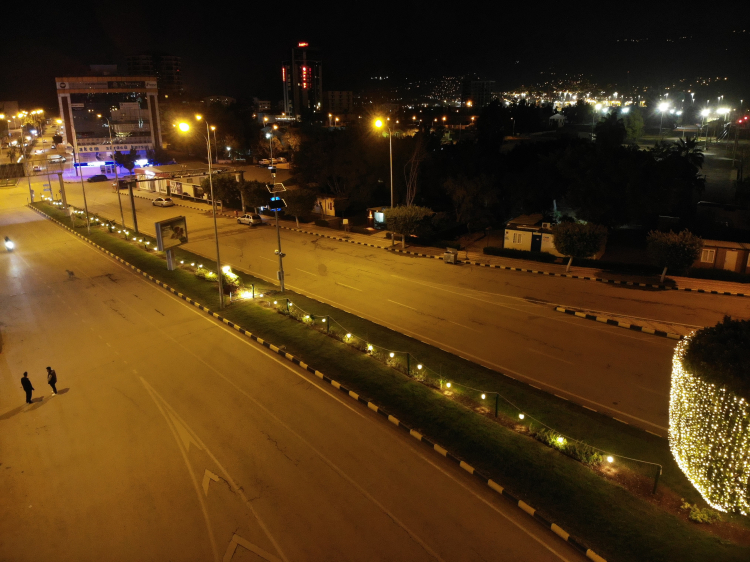 Hatay İskenderun'da çimlere basanlara sesli uyarı Lütfen yaya yolunu kullanın 3