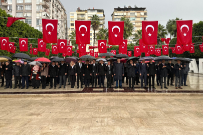 24 Kasım Öğretmenler Günü’nde Atatürk Anıtı’na çelenk sunuldu