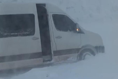 Feke’de kar yağışı minibüsü şarampole sürükledi, 12 madenci mahsur kaldı