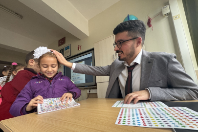 Hatay’daki depremde görme yetisini kaybeden öğretmen, öğrencilerinin desteğiyle mesleğine döndü