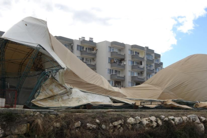 Mersin'de fırtına hayatı felç etti: Ağaçlar devrildi, halı saha çöktü