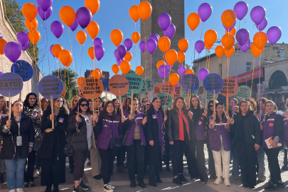 Adana’da kadına şiddete dikkat çekmek için yüzlerce balon gökyüzüne bırakıldı