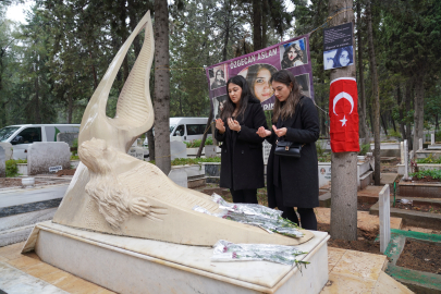 Mersin'de Kadına Şiddetle Mücadele için Özgecan Aslan kabri başında anıldı