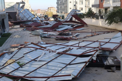 Fırtınanın uçurduğu çatıdan koşarak kurtulan vatandaşın görüntüleri güvenlik kamerasına yansıdı