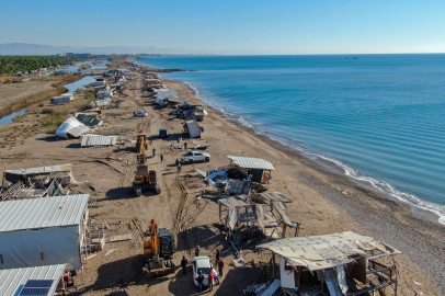 Antalya'da denize sıfır 700 çardak yıkıldı, sahipleri çardağı yakarak tepki gösterdi