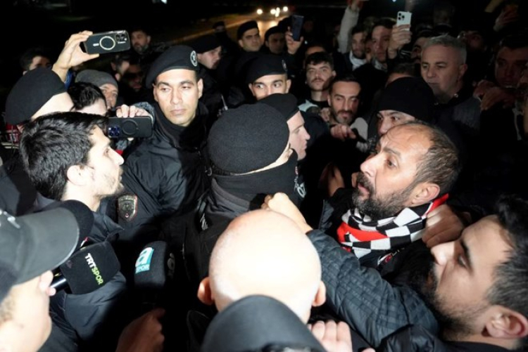 Beşiktaş, Maccabi Tel-Aviv mağlubiyetinin ardından İstanbul'da taraftar protestosuyla karşılaştı 3