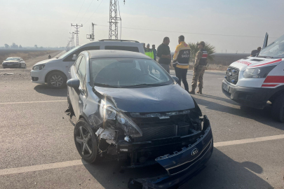 Hatay'da kamyonet ve otomobil çarpıştı: 3 Yaralı