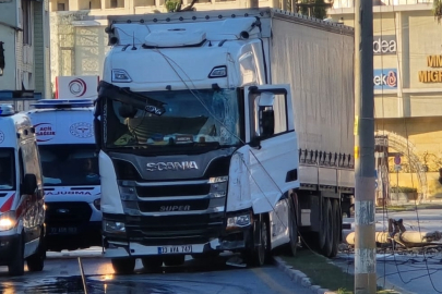 Mersin Tarsus’ta tırın çarptığı otomobilde 1 kişi yaralandı