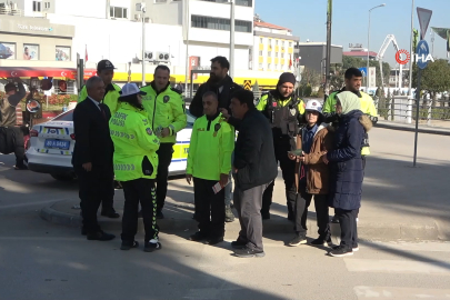 Osmaniye’de 3 Aralık Engelliler Haftası nedeniyle trafik polisi elbisesi giyen engelli bireyler trafik denetimi yaptı