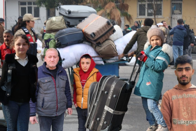 Esad zulmünden kaçıp Türkiye'ye sığınan Suriyeli aileler ülkelerine dönüyor! Gidiyorlar...