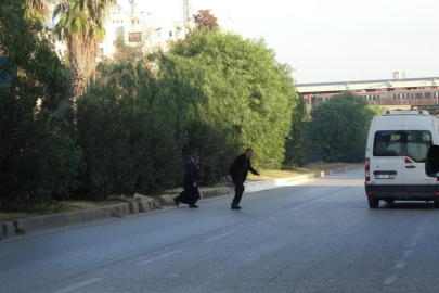 Adana'da üst geçit kuralını çiğneyen yaya, 