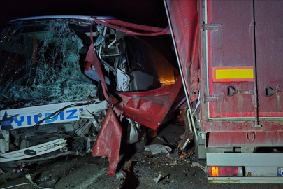 Afyonkarahisar'da tır ile yolcu otobüsü çarpıştı: 18 yaralı