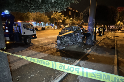 Adana'da feci kaza: Hafif ticari araç tabela direğine çarptı; 1 ölü, 1 yaralı