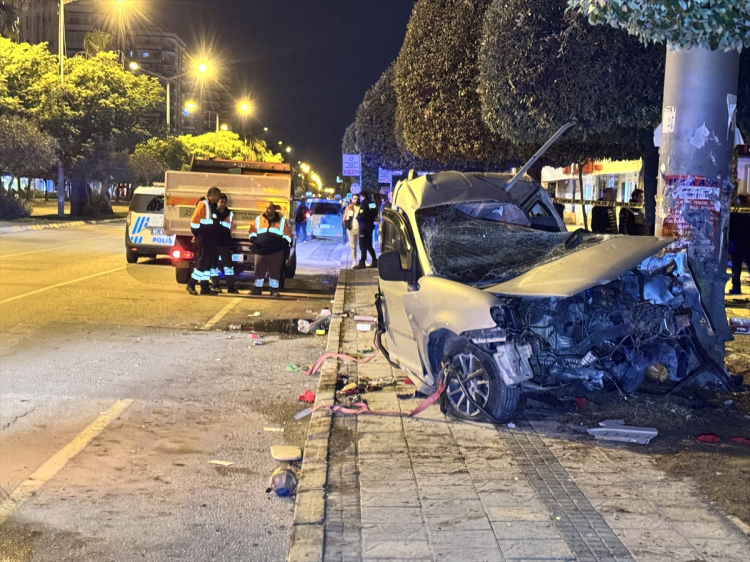 Adana'da feci kaza Hafif ticari araç tabela direğine çarptı; 1 ölü, 1 yaralı 2