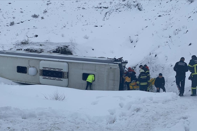 Erzincan'da yolcu otobüsü şarampole yuvarlandı!