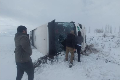 Kars'ta yolcu otobüsü devrildi: Çok sayıda yaralı var