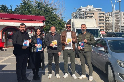 Adana’da sağlık çalışanları, iş bırakma eylemini anlatmak için vatandaşlara broşür dağıttı