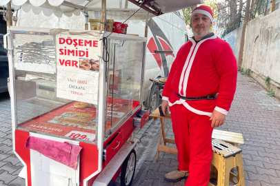 Mecit Aral, döşeme simidi ile yeni yılı Noel baba kostümüyle karşılıyor