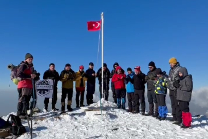 Dörtyollu Doğaseverler, 2 Bin 240 Rakımlı Mığır Tepesine tırmanıp yıpranan Türk bayrağını değiştirdiler