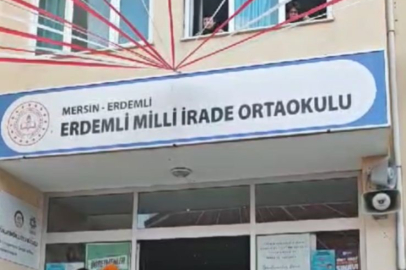 Erdemli'deki okulda öğrenciler, Ferdi Tayfur'un şarkısıyla karşılandı