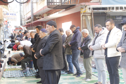 Adana'da Cuma namazı için gelenler camiye sığmadı