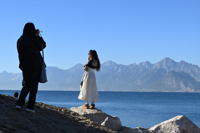 Antalya sahilleri güneşli havanın tadını çıkanlarla doldu