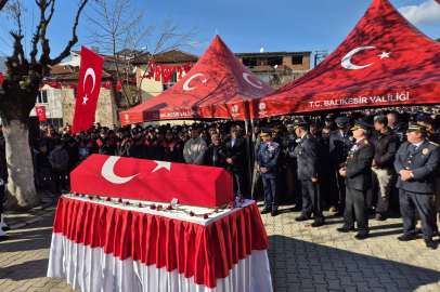 İstanbul'da şehit düşen polis memuru Emirhan Aramış, memleketi Balıkesir'de son yolculuğuna uğurlandı