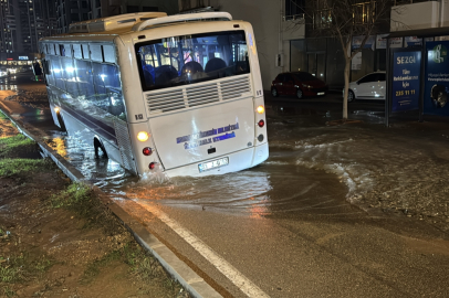 Adana’da su borusu patlaması halk otobüsünü çukura sürükledi