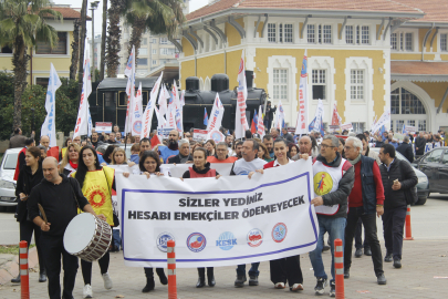 Adana’da Kamu Emekçileri iş bırakıp memur maaşlarına yapılan zammı protesto etti