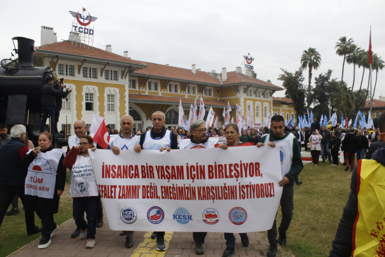 Kamu Emekçileri Sendikaları Konfederasyonu (KESK) üyeleri, memur maaşlarına yapılan zammı yeterli bulmadıklarını belirterek Adana’da iş bıraktı.