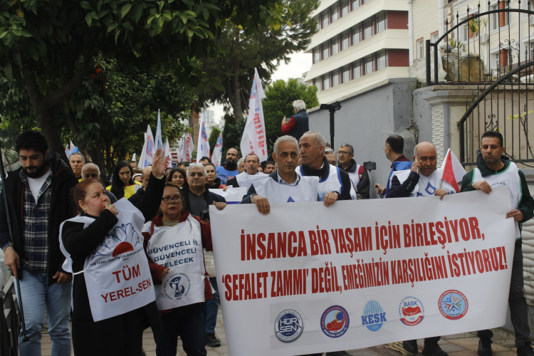 Kamu Emekçileri Sendikaları Konfederasyonu (KESK) üyeleri, memur maaşlarına yapılan zammı yeterli bulmadıklarını belirterek Adana’da iş bıraktı.