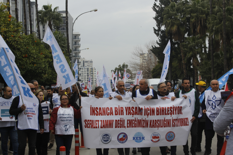 Kamu Emekçileri Sendikaları Konfederasyonu (KESK) üyeleri, memur maaşlarına yapılan zammı yeterli bulmadıklarını belirterek Adana’da iş bıraktı.