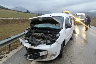 Isparta'da midibüs ile polis aracı çarpıştı: 2 polis memuru yaralandı