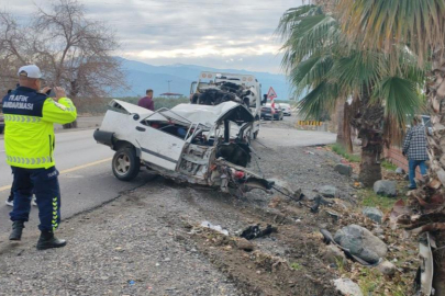 Hatay’da tofaş otomobil ağaca çarparak ikiye bölündü