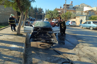 Adana'da seyir halindeki otomobil alev aldı