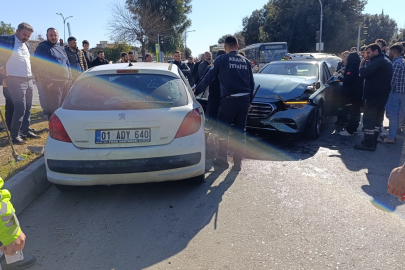 Adana'da iki otomobil çarpıştı: 1 yaralı