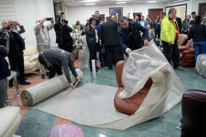 Seyhan Belediye Başkanı Oya Tekin’in makam odasında haciz işlemi